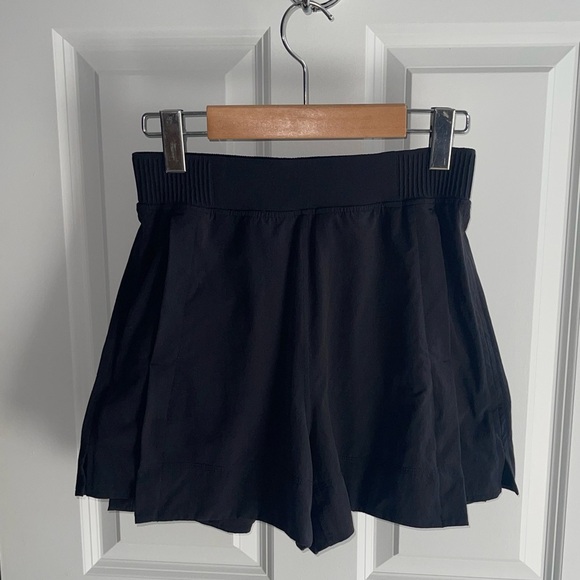 lululemon athletica Women's Black Relaxed-Fit High-Rise Shorts Nulu Textured XS - Picture 2 of 5